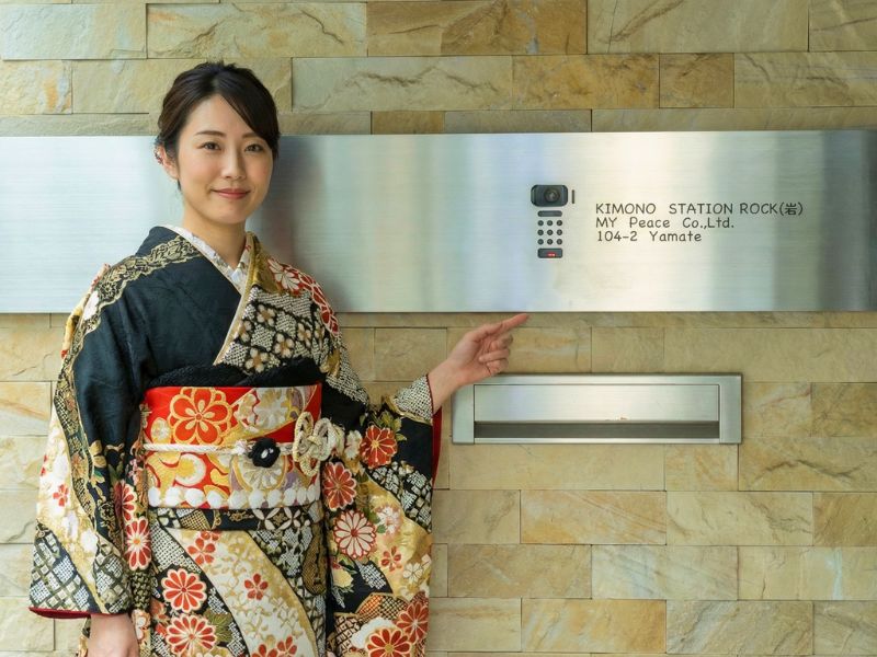 入口（看板前の女性）